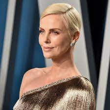 Charlize theron was born in benoni, transvaal province, south africa, on august 7, 1975. Charlize Theron Dyed Her Hair Red And Is Basically Unrecognizable See Her New Look Allure