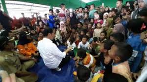Memang lebih aman, dan nyaman sih sob. Jokowi Pakai Jas Hujan Plastik Saat Tinjau Longsor Ajudan Tetap Payungi