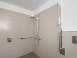 Der behindertengerechte umbau umfasst bauliche veränderungen innerhalb der wohnung (behindertengerechtes bad, ebene türschwellen, türverbreiterungen um nur einige beispiele zu. Barrierefreie Dusche Begehbar Ebenerdig Behindertengerecht Pflege De