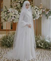 Kepulauan riau) is a province of indonesia.it comprises a total of 1,796 islands scattered between sumatra, malay peninsula, and borneo including the riau archipelago. Inspirasi Gaun Pengantin Hijab Putih Modern Yang Anggun Nan Memesona Wedding Market