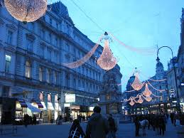 De erste bank der österreichischen sparkassen ag, populair erste bank, is een oostenrijkse bank. File Erste Bank Am Graben Weihnachten Panoramio Jpg Wikimedia Commons