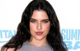 Who are plastic surgery twins Daisy and Dolly?