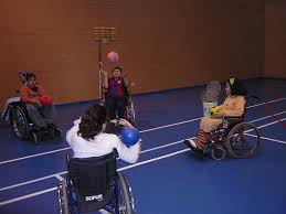 Los niños van a colocar la pelota en frente de ellos en el suelo sobre la línea desalida. Korfbal En Silla De Ruedas Inclusion Coeducacion Y Cooperacion
