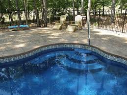 Pool Fliesen Design Ideen Wenn Sie Bauen Oder Zu Renovieren Einen Pool Fur Den Aussenbereich Gibt Es Swimming Pool Tiles Concrete Pool Swimming Pool Designs