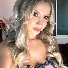 A Dra . Larissa Armstrong da Maxiclin Clínica Veterinária da cidade de  Ponta Grossa utiliza os testes Snapp da Idexx. Para prevenção e diagnóstico  de manifestações clínicas a IDEXX tem uma linha