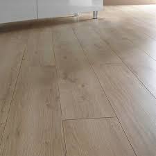 Stratifié, parquet , pvc ou carrelage, castorama vous propose un large choix de revêtement de sol pour faire de votre intérieur un espace stylé, chaleureux et facile à entretenir. Revetement Sol Stratifie Decor Chene Detroit Assoluto Castorama