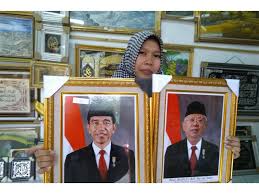 Foto resmi pasangan presiden joko widodo dan wakil presiden kh ma'aruf amin ini diluncurkan menjelang pelantikan presiden dan wakil presiden dalam laman resmi kementerian sekretariat negara disebutkan bahwa masyarakat diperbolehkan mengunduh foto resmi presiden dan wakil. Beda Versi Foto Bingkai Presiden Dan Wakil Presiden