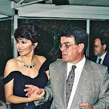 Λαμία 15 μαΐου 1953) είναι ελληνίδα ηθοποιός, θεατρική συγγραφέας, σκηνοθέτης και θεατρική επιχειρηματίας. H Mimh Ntenish Prin Polla Xronia Me Ton Minwa Kyriakoy Patras Events
