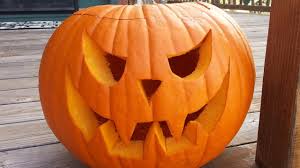 Verkleiden als gruselige gestalt und das aufstellen geschnitzter kürbisse an halloween. Kurbis Schnitzen Eine Kinderleichte Anleitung Fur Den Halloween Kurbis Oko Test