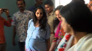 Ajith S Pregnant Wife Shalini At Albert Theater To Watch Yennai Arindhaal With Her Family Youtube