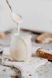 E' un burro ricco di grassi saturi ma presenta tantissime qualità nutritive e ne basta poco per arricchire o sostituire margarine industriali che di solito si utilizzano per sostituire il burro in torte e dolci in generale. Burro Di Cocco Fatto In Casa Tutti I Segreti