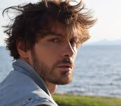 Ο γιάννης κουκουράκης εκτός από ταλέντο διαθέτει έναν ιδιαίτερα εκλεπτυσμένο χαρακτήρα, ποιότητα και μια ευγένεια που θυμίζει ζεν πρεμιέ άλλων πιο ρομαντικών εποχών. Giannhs Koykoyrakhs