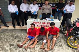 Dan beberapa di antaranya adalah pasangan suami istri yang baru saja menikah. Maling Unik 48 Kali Beraksi Selalu Ee Alias Bab Di Rumah Korban Akhirnya 3 Pelaku Maling Berjimat Ditangkap Polisi Bebas Baru