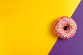 Rosquilla Rosa Sobre Fondo Amarillo Y Vi Premium Photo Freepik Photo Comida Pastel Panaderia Chocolate Fondo Amarillo Violeta Profundo Fondo