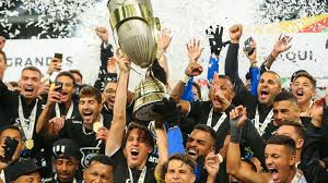 Tetra a menudo se burla de naotsugu y coquetea con él solo por diversión. Trofeus Do Futebol Gremio E Tetra Campeao Gaucho