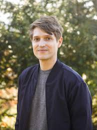 Vanguard este o companie de securitate sub acoperire, este ultima speranță de supraviețuire pentru un contabil care este vânat de cea mai periculoasă organizație criminală de pe planetă. Benedict Wells Wikipedia