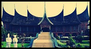 Selanjutnya rumah adat sumatera barat yaitu rumah adat gadang batingkek. Rumah Adat Sumatera Barat Nama Makna Gambar Dan Penjelasan