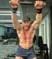 盤點2023 上半年影視最佳裸男場景教師轉行大尺度演員「解放下身」 | GagaTai 嘎嘎台