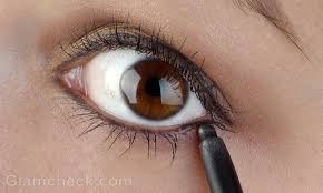 Although pencil eyeliners are considered by many to be the easiest option to apply, they can also have more of a propensity to smudge and smear. How To Apply Eyeliner Pencil On Lower Lid How To Wiki 89