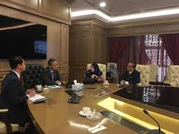 Johor's menteri besar, omar sapian, visited a malaysian government vessel anchored in singapore territorial waters off tuas on wednesday (9 january), a day which saw as many as five malaysian vessels in singapore waters. Utm Terajui Pembangunan Program Makmal Komuniti Utm Benut Utm Newshub