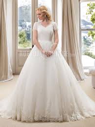 Goodrobe.fr est votre spécialiste qui vous aide à choisir la robe de mariée unique! Col En V Robe De Mariee Manches Courtes En Dentelle Pas Cher Robe2011927 Robedumariage Com