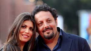 We would like to show you a description here but the site won't allow us. Enrico Brignano Eta Carriera Moglie Flora Figli Tutto Su Di Lui Puglia24news It