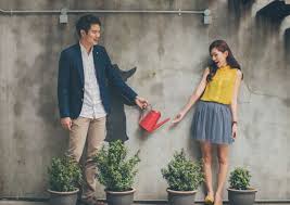 Titik fokus pada foto prewed ketiga belas ini adalah pasangan pengantin yang disorot oleh cahaya sinar matahari dengan kilatan pelangi yang mengitari kedua mempelai. 5 Konsep Foto Prewedding Sederhana V Co Jewellery News