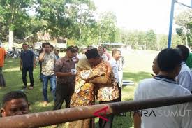 Panel gambar di kereta emas ini memicu perdebatan lantaran sejumlah orang menganggapnya sebagai kebanggaan era kolonial. Raih 162 Suara April Toni Menangkan Pilkades Antara News Sumatera Utara