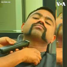 #voasocial: បុរសជនជាតិឥណ្ឌាកោរពុកមាត់តាមអ្នក​បើកឧទ្ធម្ភាគចក្រ