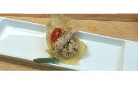 L'occhio è caduto subito su dello sgombro in scatola che ultimamente utilizzo molto spesso al posto del più classico tonno. Crema Di Sgombro Con Cialde Di Parmigiano Reggiano Flott Spa