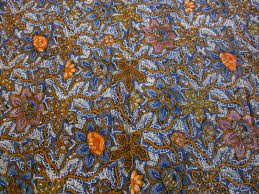 Batik solo juga masih menerapkan konsep tradisional dengan hanya memakai bahan bahan alami sebagai pewarnanya. 43 Trend Motif Batik Sederhana Berwarna