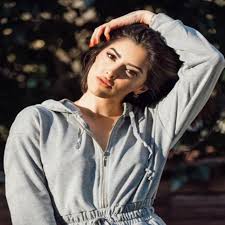 Eren bülbül, liseyi i̇sviçre'de üniversiteyi de abd'de bitirmiştir. Ala Tokel Nerede Dogdu Biyografi Sitesi