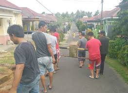 Hari ahad, 12 ogos 2018. Warga Perumahan Taman Lembah Hijau Gotong Royong Pasang Portal