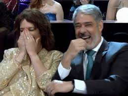 Bonner é flagrado cantando "Lança Perfume" no Melhores do Ano do "Domingão"  |