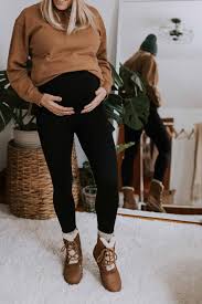 Les bottes joan of arctic ll de sorel s'offrent un construction avec coutures scellées imperméables, une tige en cuir suédé imperméable et des chaussons une bordure en fausse fourrure et des lacets ajoutent un côté mode à ces bottes. Oh Hey Sorel Time For Cute Winter Boots We Re Trying 5 Pairs The Mom Edit