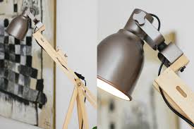 Die betonoberfläche bietet eine interessante optik, wobei diese material sehr robust und widersandsfähig ist. Diy Tripod Scheinwerfer Leuchte Beton Lampe Zeroutine Beauty Und Lifestyle Blog