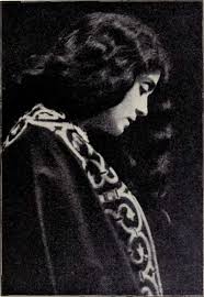 Nel 1900 d'annunzio pubblicò un romanzo, dal titolo il fuoco, sulla relazione con eleonora duse, suscitando critiche da parti dei sostenitori dell'attrice. 9 Dicembre 1901 Debutta La Francesca Da Rimini Di D Annunzio Con Eleonora Duse Chiamamicitta