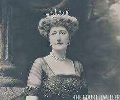 Après le cap, le bp permet de valoriser ses qualifications. The Daily Diadem Princess Clementine S Pearl Tiara The Court Jeweller