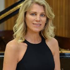 Lisa Engelbrecht's Instagram, Twitter & Facebook