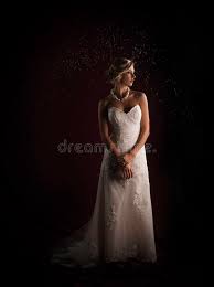 Maybe you would like to learn more about one of these? Hochzeitskleid Der Weinlese Der Schonen Blonden Braut Tragendes Tragerloses Das Im Regen Steht Stockbild Bild Von Reizend Attraktiv 34606773
