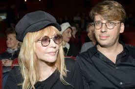 На дне рождения у зайцева тоже. Chereschur Molodaya Iz Za Fotoshopa Alla Pugacheva Na Obshem Snimke Stala Vyglyadet Luchshe Chem Ee Muzh Maksim Galkin Foto