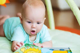 At which months is the baby able to finger feed itself. Developing School Readiness Skills From 0 12 Months Zero To Three