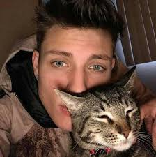 I'm hurt deep inside of me 💔🥺 all I want now is “Hello”from my special  fans ❤️❤️🌷❤️