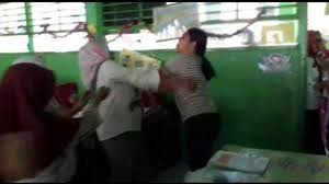 Jika ada sedang mencari gambar guru sedang mengajar di kelas. Viral Video Beringas Guru Sd Dipukul Dicakar Orangtua Murid Di Kelas 2 Orang Sudah Jadi Tersangka Tribunstyle Com