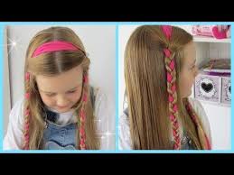 2 Zopfe Geflochten Mit Haarband Flechtfrisur Weihnachtsfrisur Geflochtene Frisuren Flechtfrisuren Haarband Frisur