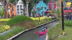 Not many things inside, so boring. Serunya Di Devoyage Bogor Keliling Kampung Eropa Bisa Pakai Perahu Tribunnews Bogor