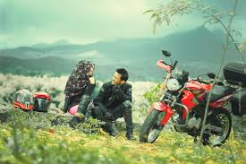 Konsep klasik dengan mengusung konsep prewedding motor cb dapat menjadi salah satu alternatif pilihan kalian. Prewedding Dengan Motor Cb Foto Prewedding Motor Vespa Prewedmoto Honda Luncurkan Motor Cb Baru Di Jakarta Viva Rinirintoharahap