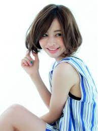 ショートヘアの女の子って本当にかわいい その中でもボブは最強にかわいい 近頃人気の芸能人はみんなワンレンボブだった 男女問わず 一番のモテヘア ワンレンボブの可愛さを知って 俄然色っぽさが引き立つワンレンで誰よりもエロかわいい 女の子を目指そ