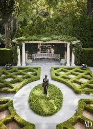 A Southampton Home Decorated By Bunny Williams Katie Considers Parterre Garden Formal Gardens Luxury Garden