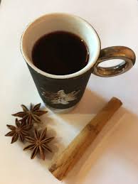 Tempo di mele, di serate fredde e desiderio di qualcosa che scaldi davvero, prima di infilarsi sotto il piumone? Vin Brule E Succo Di Mele Brule Riscaldano Nella Stagione Fredda Saporidelmondo